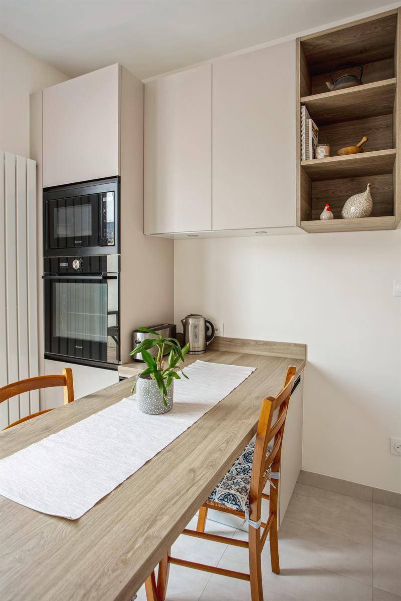 Cuisine fermée de style contemporain bois et beige à Montesson | Raison Home - 4