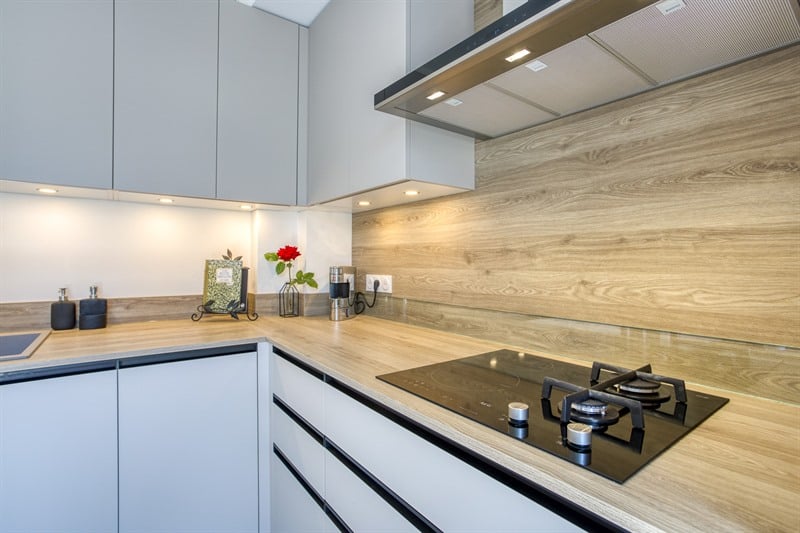 Cuisine fermée de style contemporain bois et beige à Montesson | Raison Home - 5