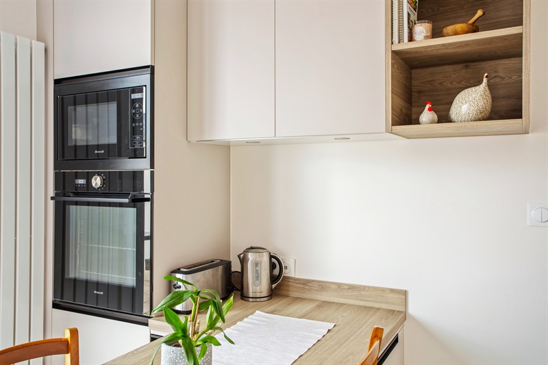 Cuisine fermée de style contemporain bois et beige à Montesson | Raison Home - 5