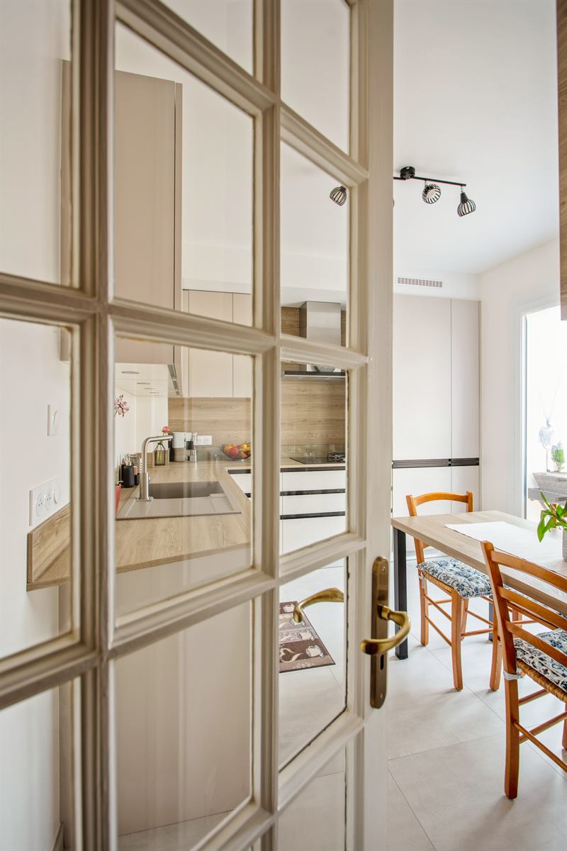 Cuisine fermée de style contemporain bois et beige à Montesson | Raison Home - 6