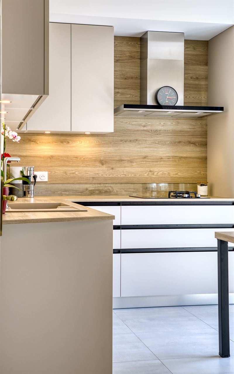 Cuisine fermée de style contemporain bois et beige à Montesson | Raison Home - 7