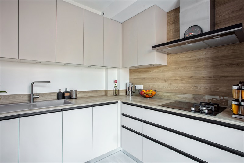 Cuisine fermée de style contemporain bois et beige à Montesson | Raison Home - 7