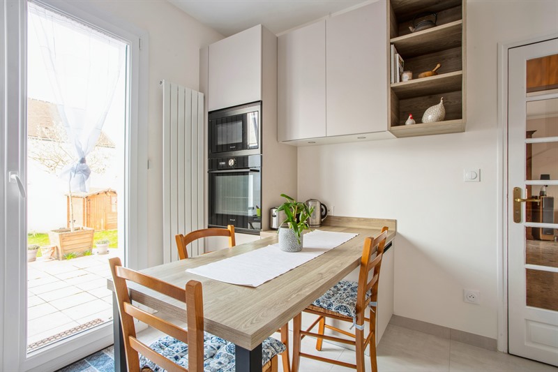 Cuisine fermée de style contemporain bois et beige à Montesson | Raison Home - 8
