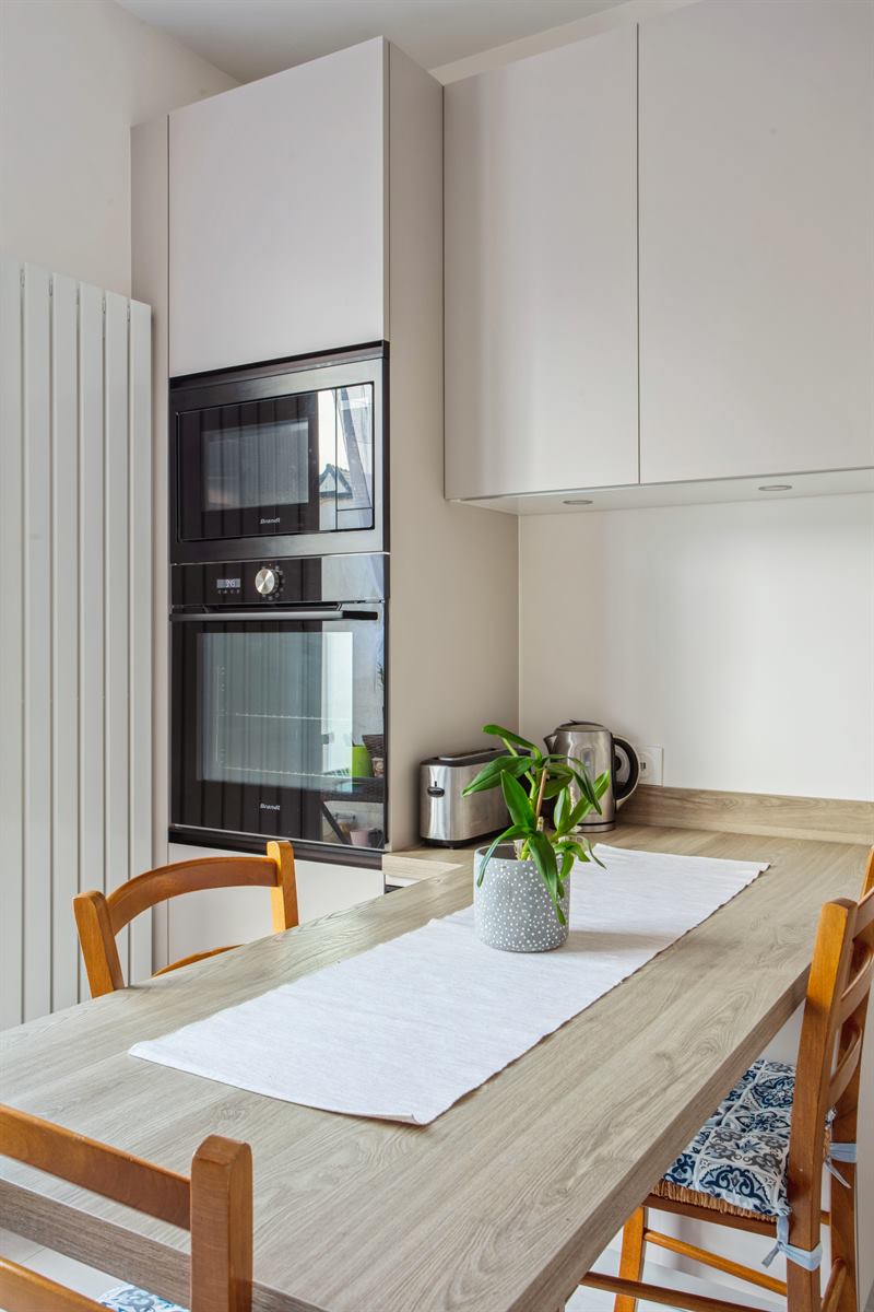 Cuisine fermée de style contemporain bois et beige à Montesson | Raison Home - 9