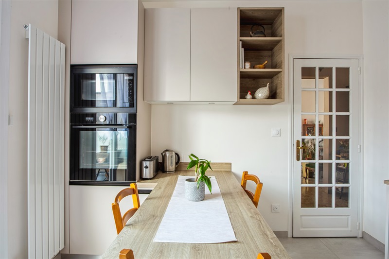 Cuisine fermée de style contemporain bois et beige à Montesson | Raison Home - 10