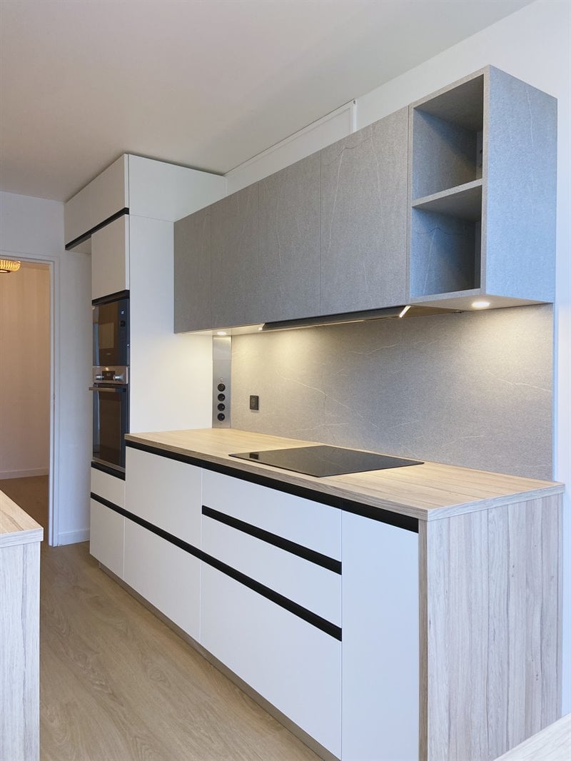 Cuisine en couloir moderne blanc à Garches | Raison Home - 6