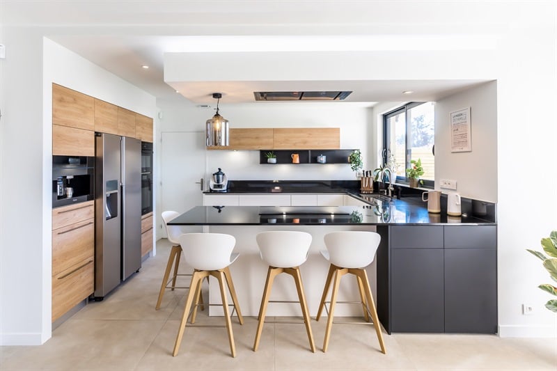 Cuisine ouverte de style contemporain bois et blanc à Bois d'Arcy | Raison Home - 1