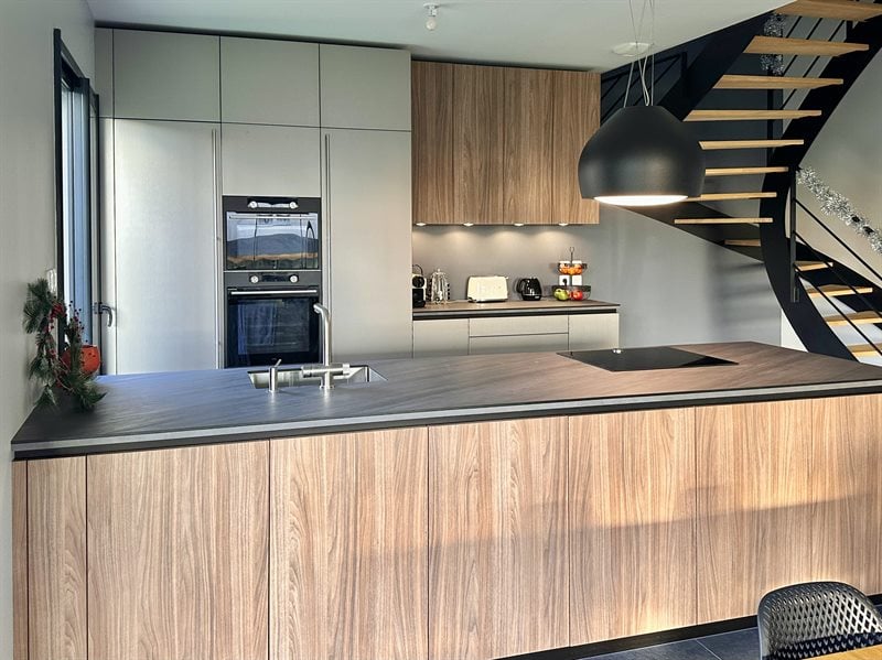 Cuisine ouverte de style moderne à Crespières | Raison Home - 1