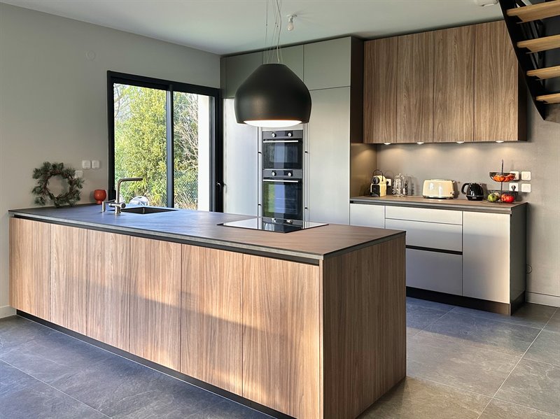 Cuisine ouverte de style moderne à Crespières | Raison Home - 3