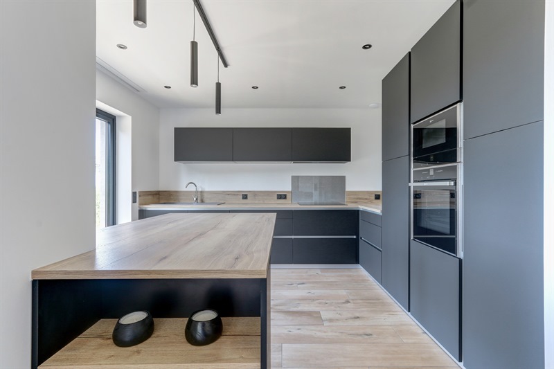 Cuisine de style moderne bois et noir à Chinon | Raison Home - 1