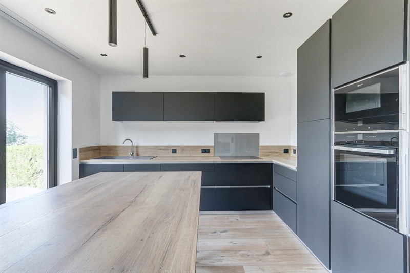 Cuisine de style moderne bois et noir à Chinon | Raison Home - 2