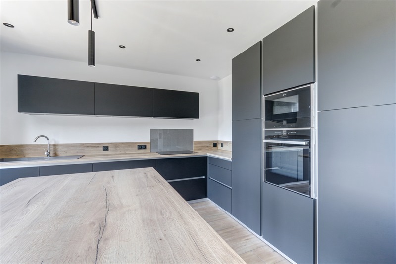 Cuisine de style moderne bois et noir à Chinon | Raison Home - 3