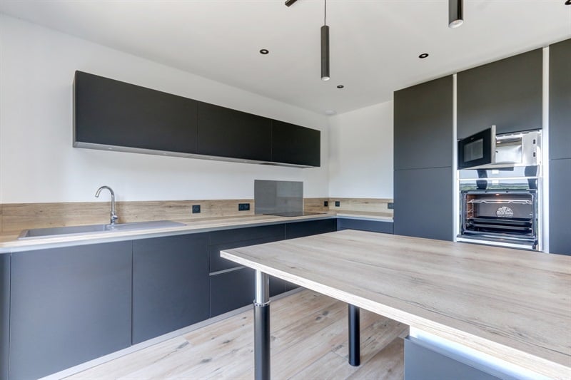 Cuisine de style moderne bois et noir à Chinon | Raison Home - 4