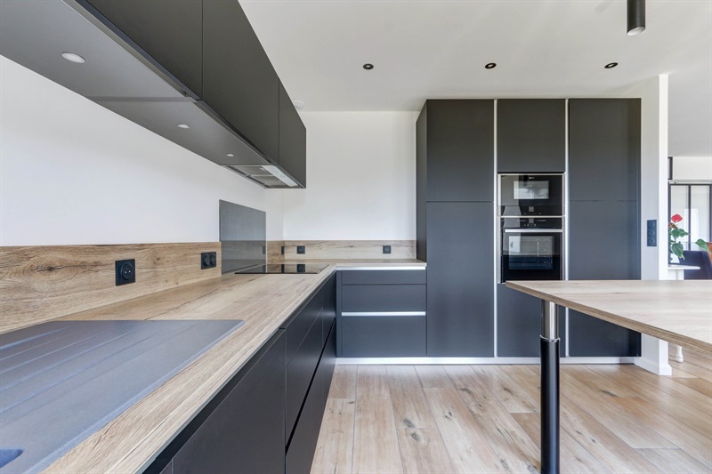 Cuisine de style moderne bois et noir à Chinon | Raison Home - 8