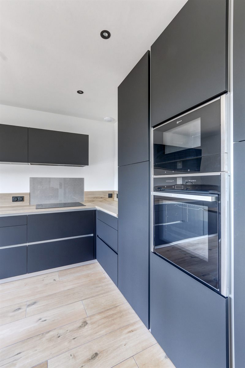 Cuisine de style moderne bois et noir à Chinon | Raison Home - 10