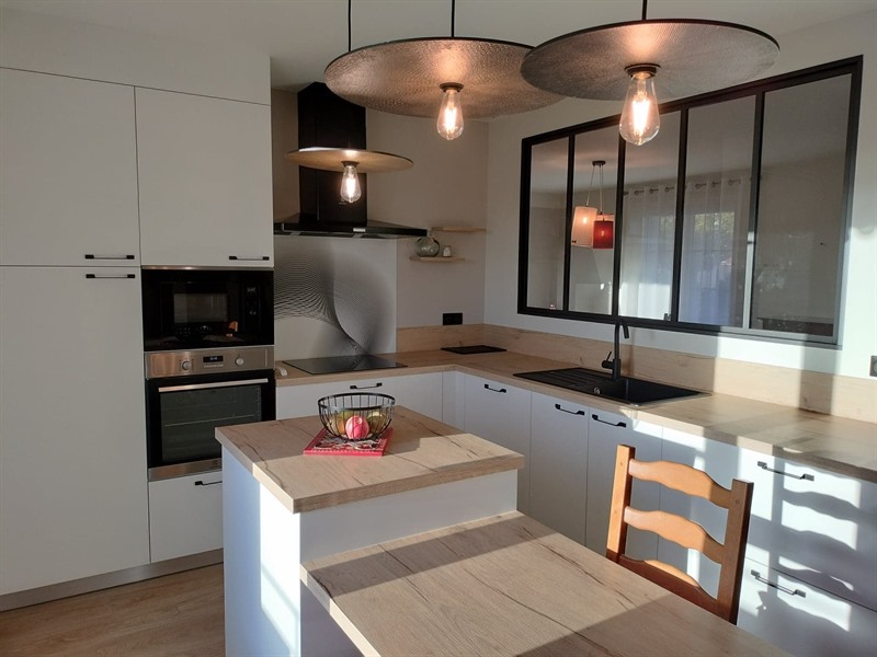 Cuisine fermée de style moderne bois et blanc à Mortagne-sur-Sèvre | Raison Home - 1