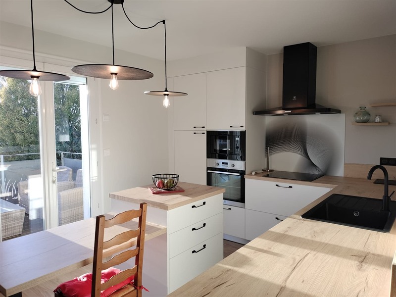 Cuisine fermée de style moderne bois et blanc à Mortagne-sur-Sèvre 4