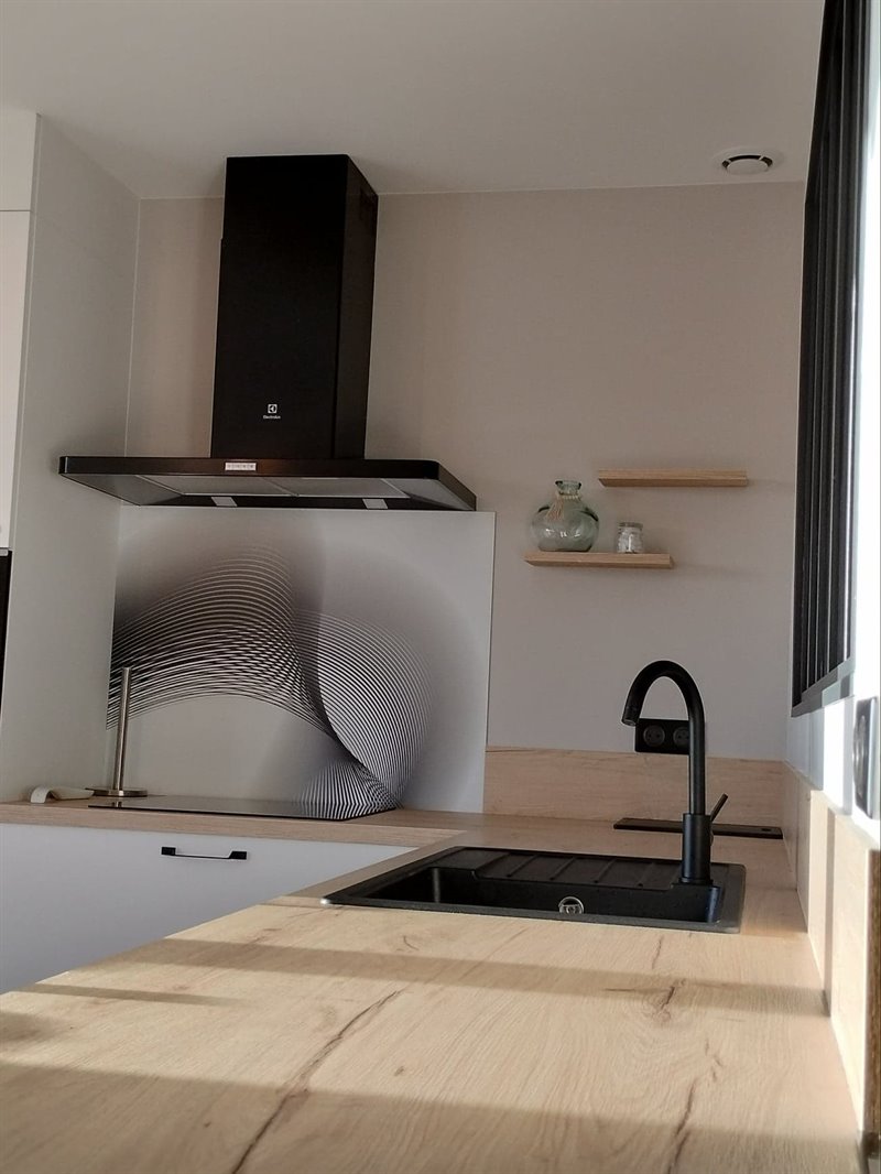 Cuisine fermée de style moderne bois et blanc à Mortagne-sur-Sèvre | Raison Home - 6