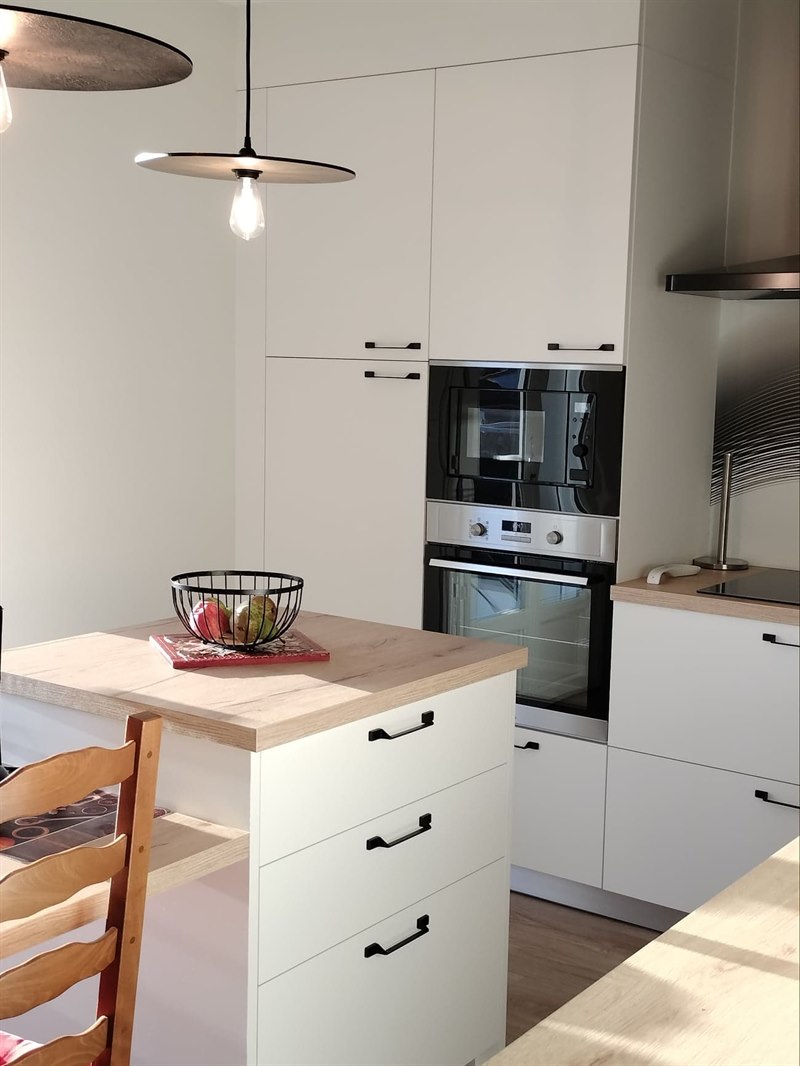 Cuisine fermée de style moderne bois et blanc à Mortagne-sur-Sèvre 7