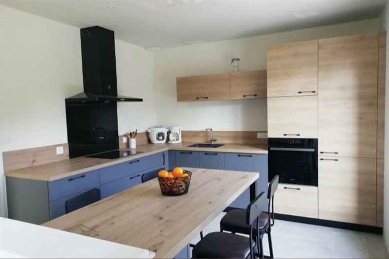 Cuisine fermée de style moderne bois à Sevremoine | Raison Home - 1