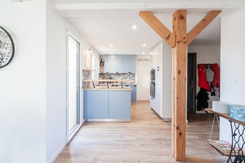 Cuisine fermée de style moderne bois et bleu à Cholet 1