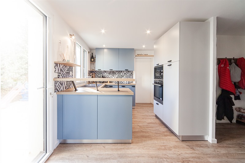 Cuisine fermée de style moderne bois et bleu à Cholet | Raison Home - 2