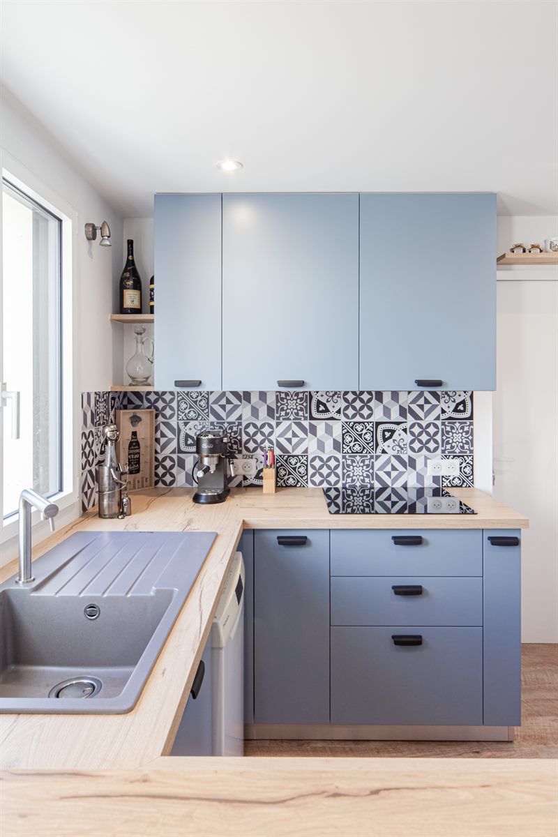 Cuisine fermée de style moderne bois et bleu à Cholet 3