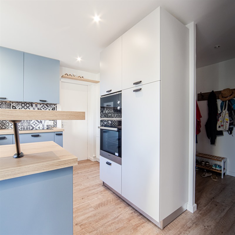 Cuisine fermée de style moderne bois et bleu à Cholet | Raison Home - 4