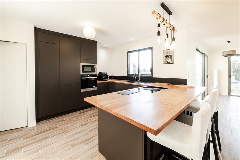 Grande cuisine ouverte bois et gris à Montaigu | Raison Home - 4