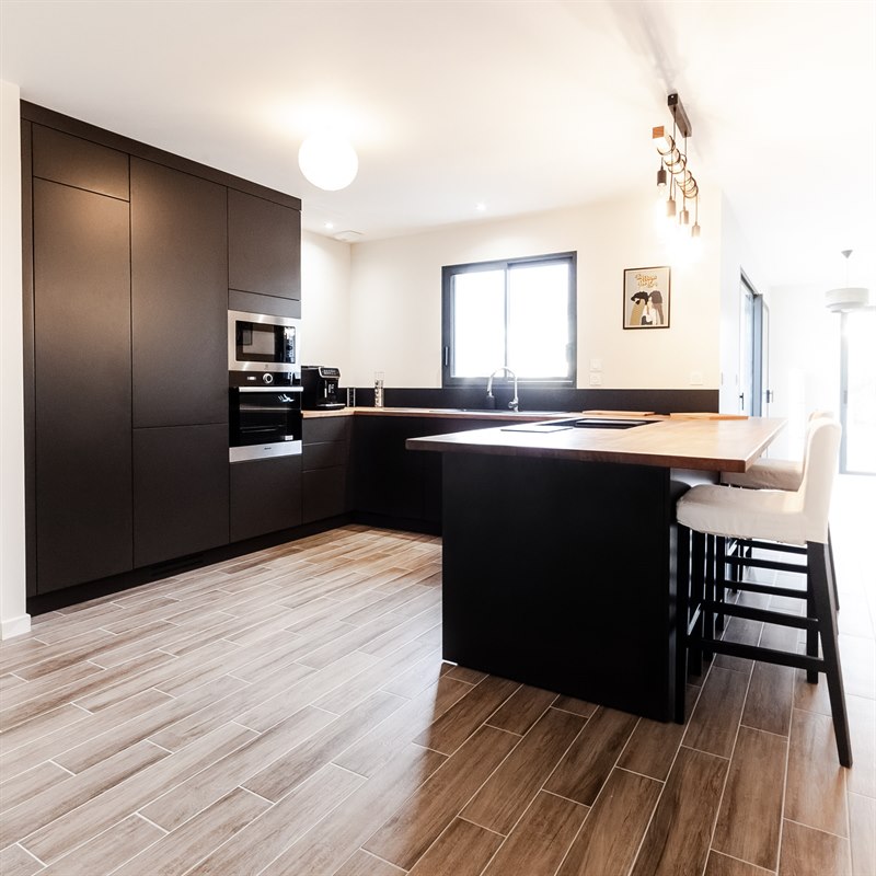 Grande cuisine ouverte bois et gris à Montaigu | Raison Home - 5