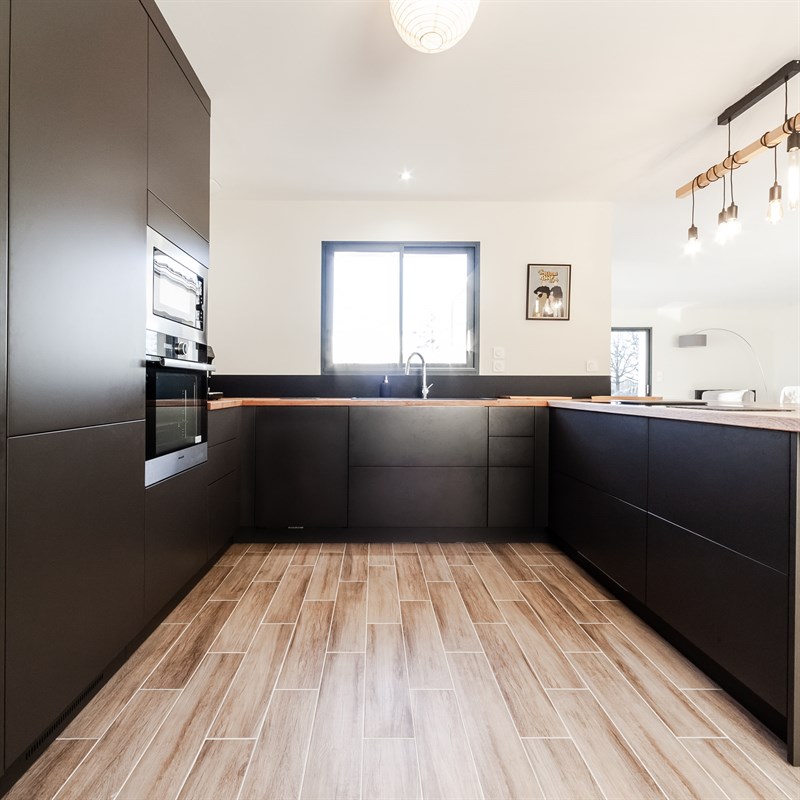 Grande cuisine ouverte bois et gris à Montaigu | Raison Home - 6