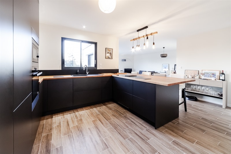 Grande cuisine ouverte bois et gris à Montaigu | Raison Home - 7