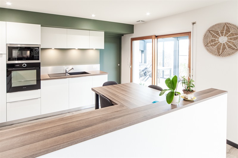 Cuisine ouverte de style moderne bois et blanc à Saint-Georges-de-Montaigu | Raison Home - 9