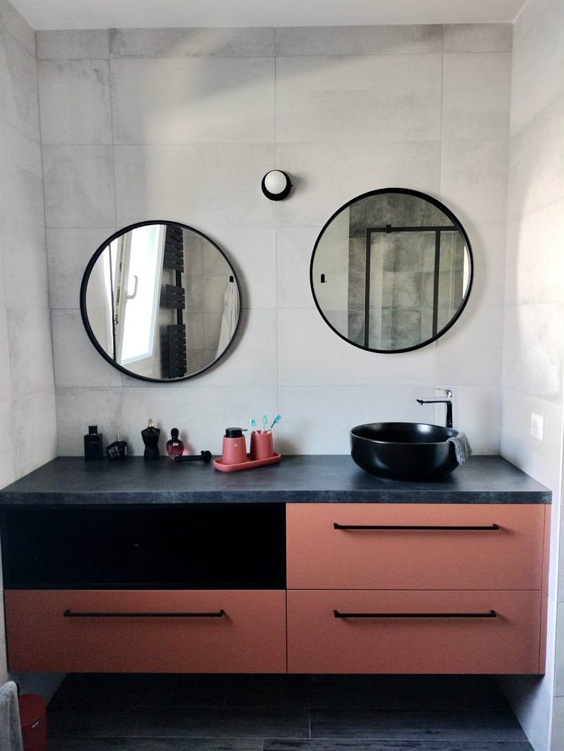 Salle de bains moderne noire et rouge brique à Tiffauges | Raison Home - 1