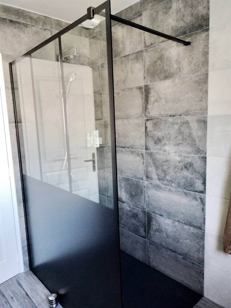 Salle de bains moderne noire et rouge brique à Tiffauges | Raison Home - 2