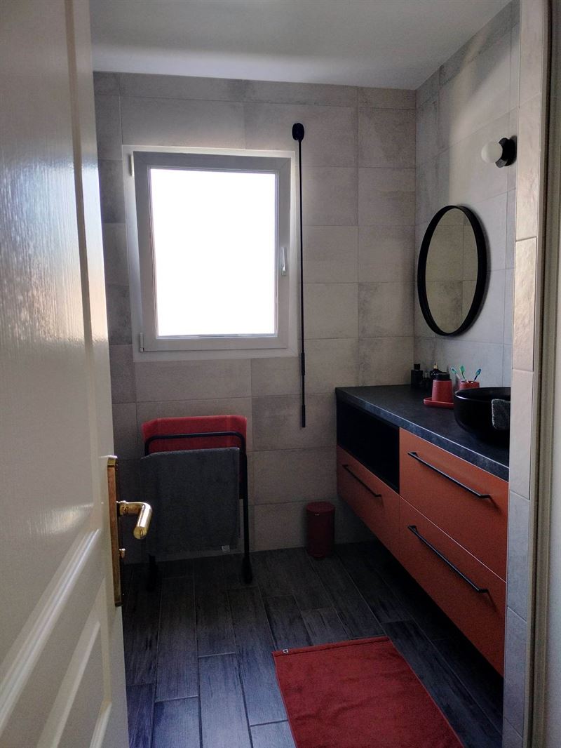 Salle de bains moderne noire et rouge brique à Tiffauges | Raison Home - 3