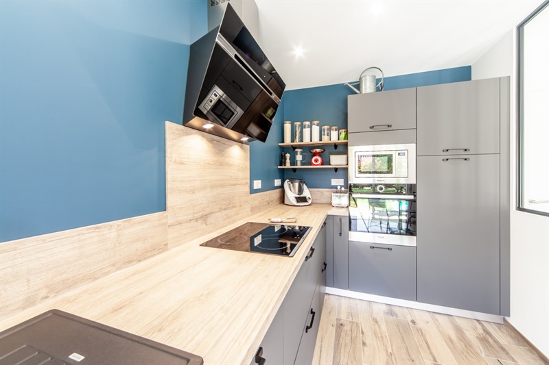 Cuisine ouverte de style moderne bois et gris à Beaupreau-en-Mauges | Raison Home - 2