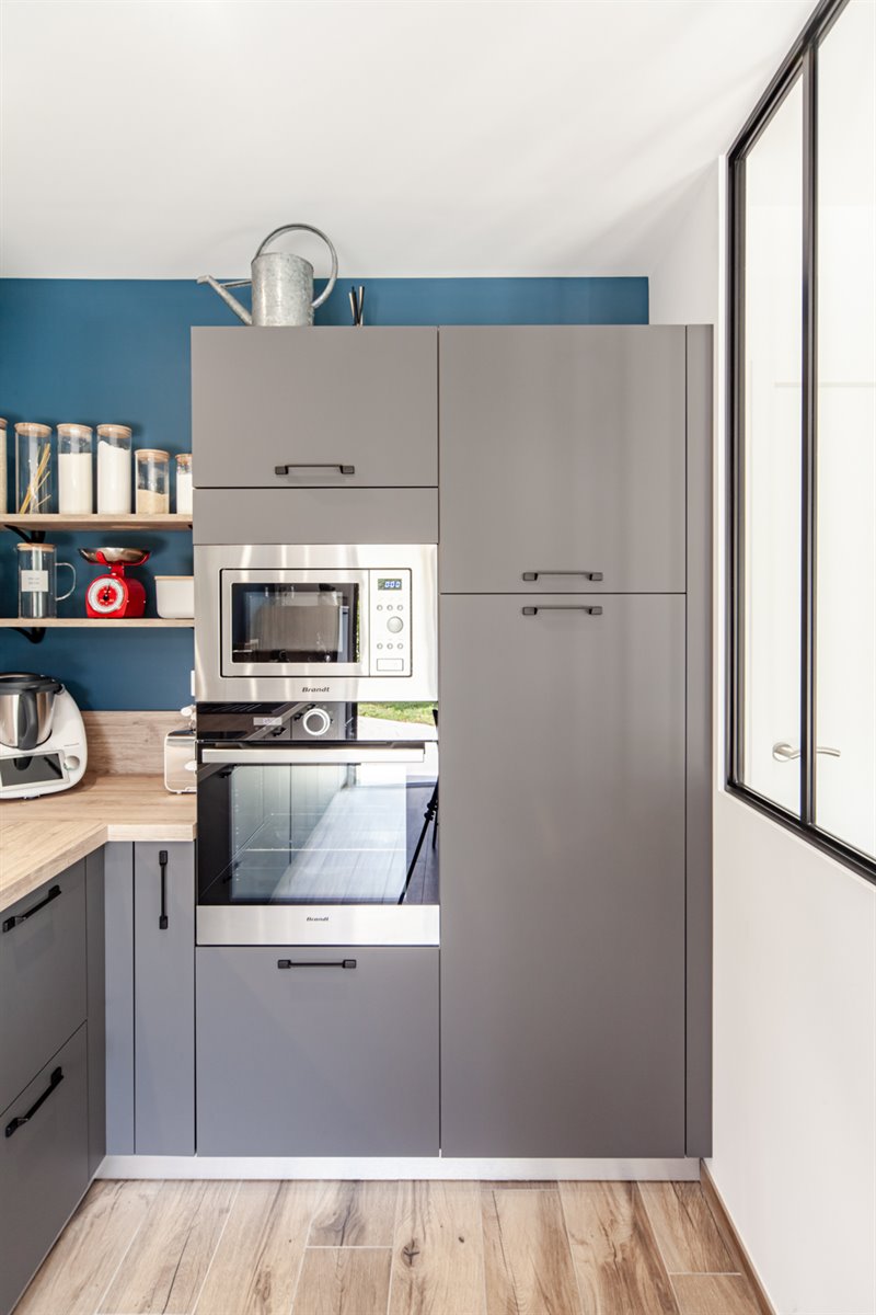 Cuisine ouverte de style moderne bois et gris à Beaupreau-en-Mauges | Raison Home - 3