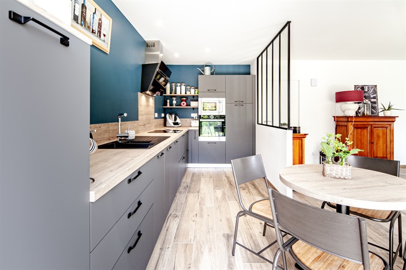 Cuisine ouverte de style moderne bois et gris à Beaupreau-en-Mauges | Raison Home - 4