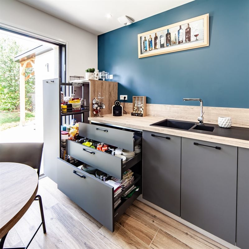 Cuisine ouverte de style moderne bois et gris à Beaupreau-en-Mauges | Raison Home - 7