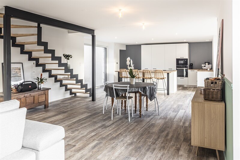 Cuisine ouverte de style moderne bois à La Romagne 1