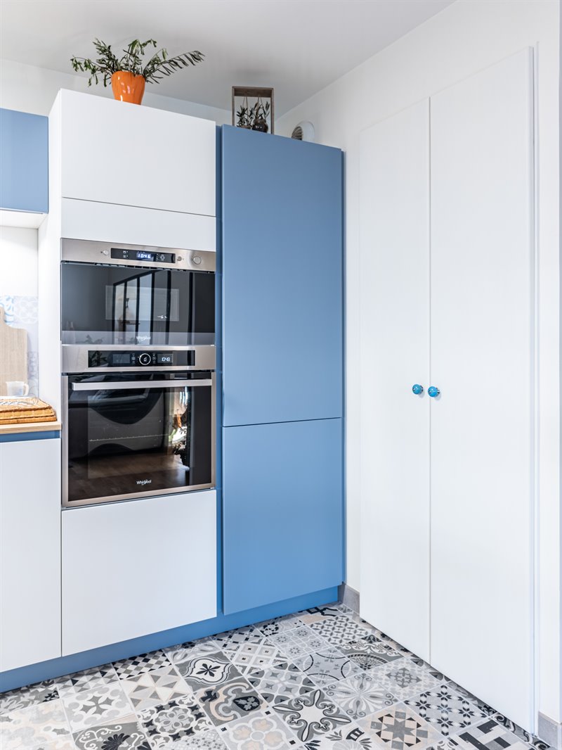 Cuisine moderne aux couleurs tendances bois, blanc et bleu à Fécamp 5