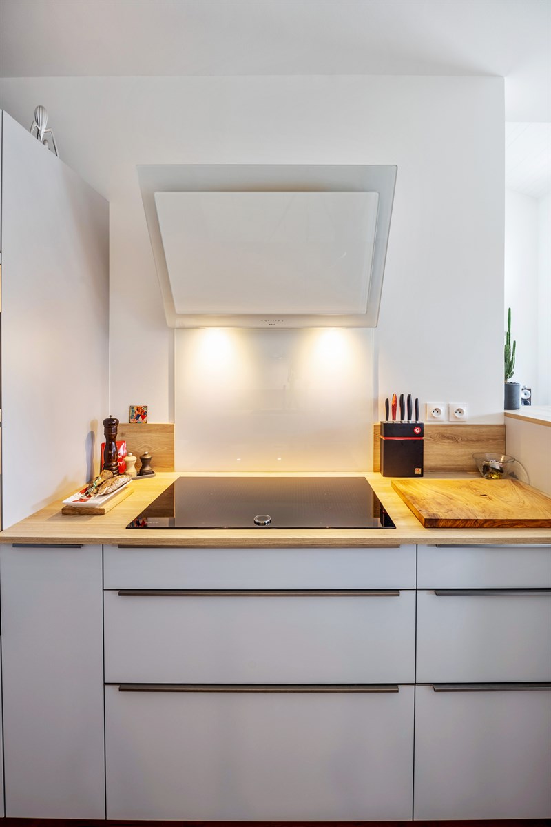 Petite cuisine en couloir bois et blanc à Bordeaux | Raison Home - 3
