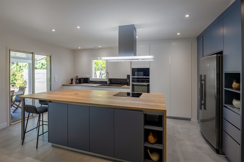 Cuisine de style contemporain avec grand îlot à Sainte-Eulalie | Raison Home - 1