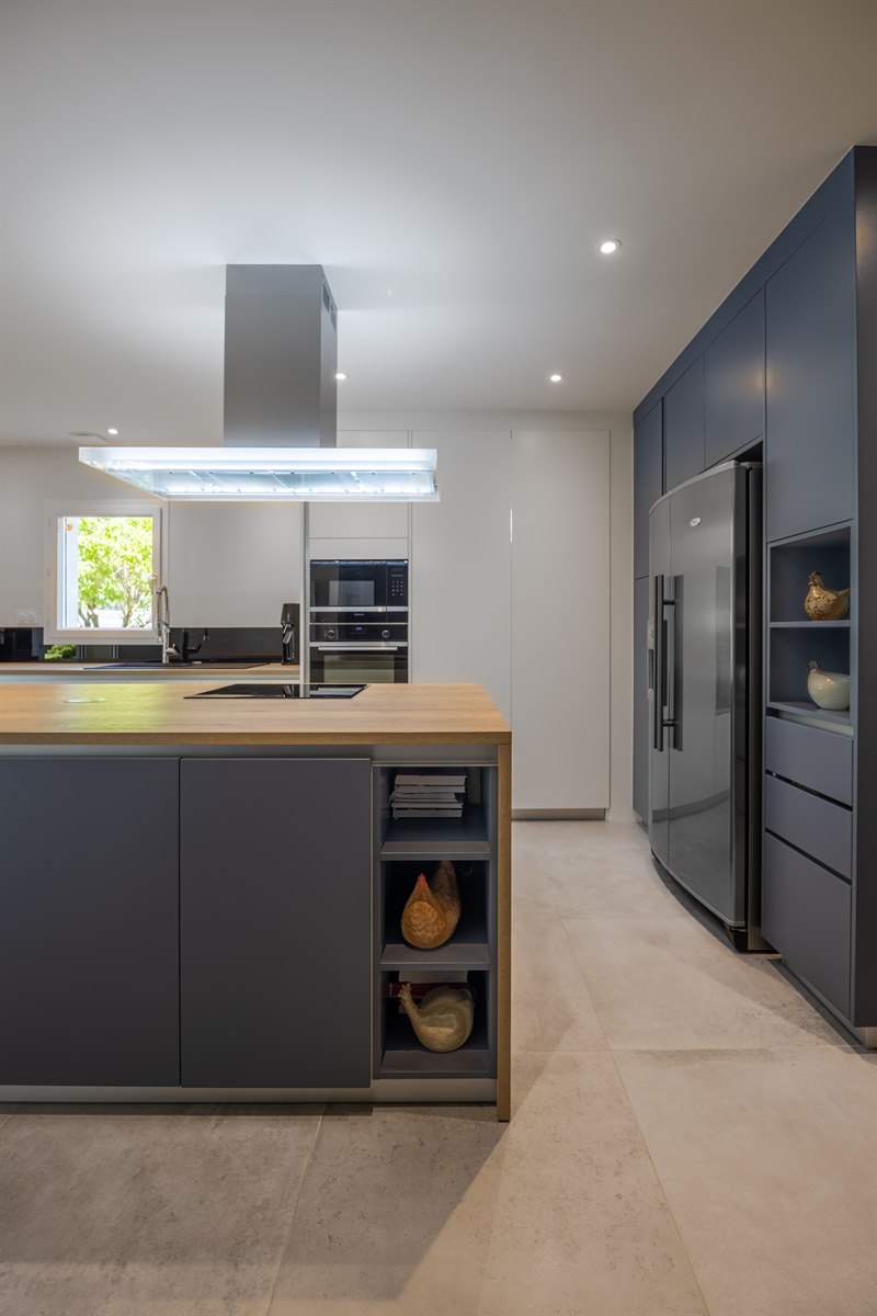 Cuisine de style contemporain avec grand îlot à Sainte-Eulalie | Raison Home - 2