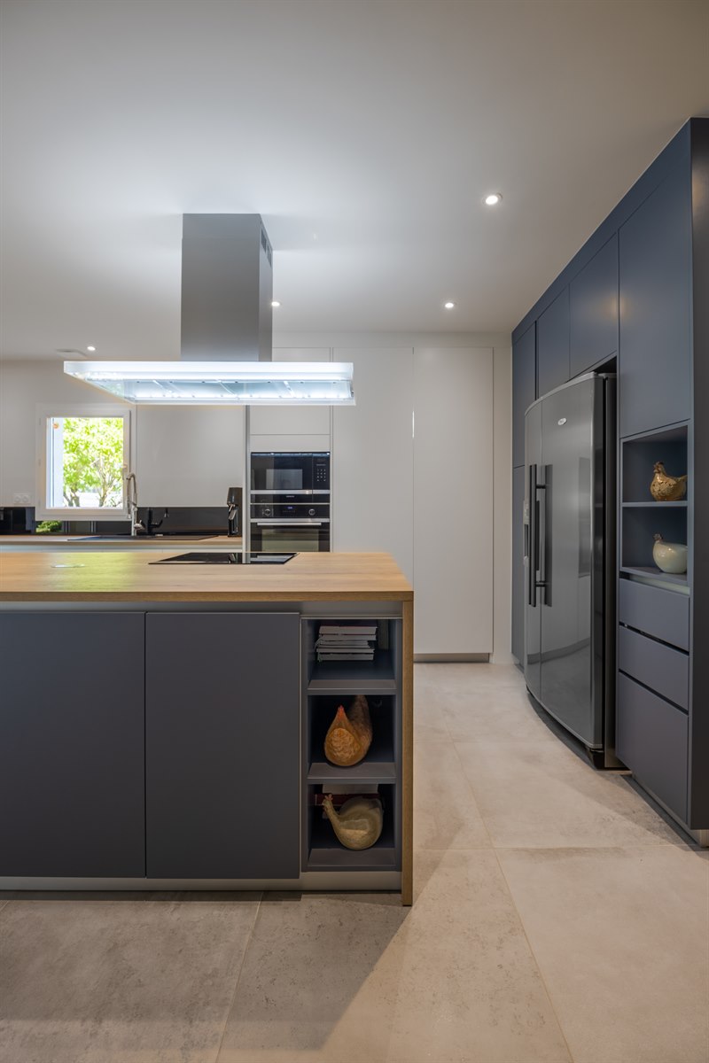 Cuisine de style contemporain avec grand îlot à Sainte-Eulalie 2