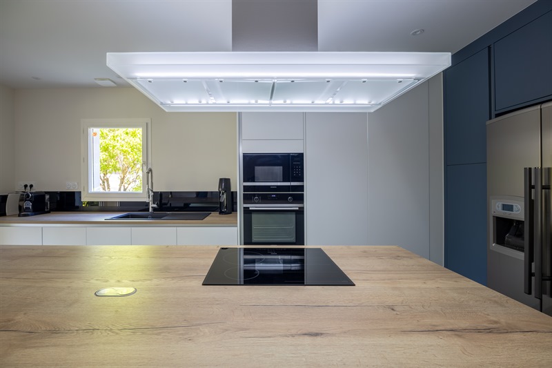 Cuisine de style contemporain avec grand îlot à Sainte-Eulalie | Raison Home - 3