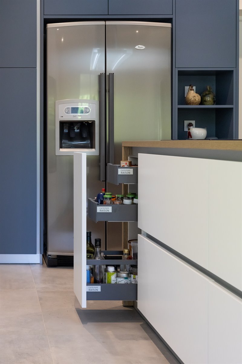 Cuisine de style contemporain avec grand îlot à Sainte-Eulalie | Raison Home - 4