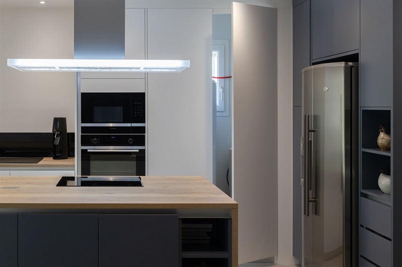 Cuisine de style contemporain avec grand îlot à Sainte-Eulalie | Raison Home - 5