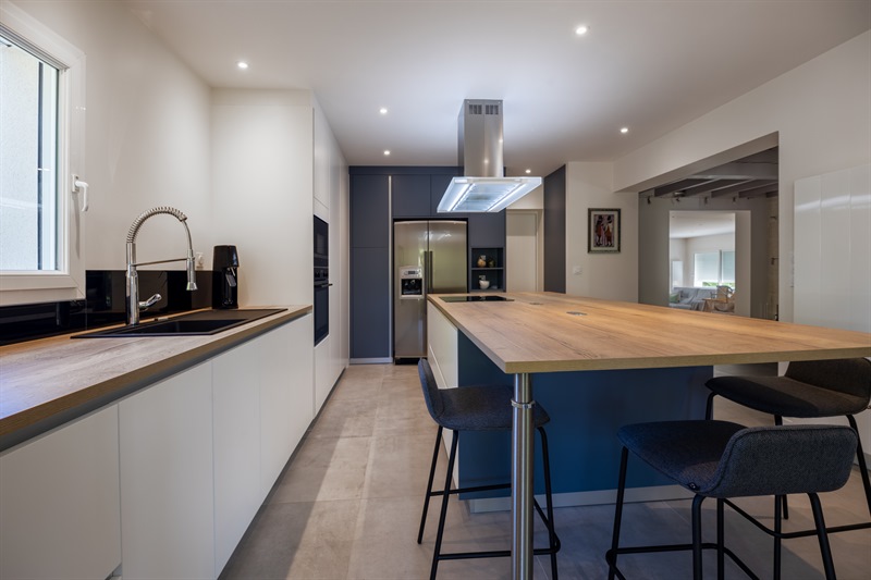 Cuisine de style contemporain avec grand îlot à Sainte-Eulalie | Raison Home - 6